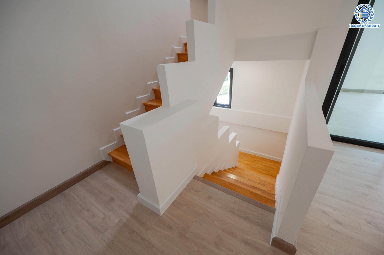 บ้านมือสองตกแต่งใหม่ โครงการ มณธานี บางแค บ้านเดี่ยว 3 ชั้น ดีไซน์หรูหรา เนื้อที่กว้าง 56.40 ตร.ว. พื้นที่ใช้สอย 240 ตร.ม. ฟังก์ชัน 5 ห้องนอน 4 ห้องน้ำ 2 ที่จอดรถ ฟังก์ชันครบตอบทุกไลฟ์สไตล์ บนทำเลศักยภาพ เชื่อมต่อถนนกาญจนาภิเษก ใกล้เดอะมอลล์บางแค ใกล้รถไฟฟ้าสายสีน้ำเงิน "สถานีหลักสอง" และจุดขึ้นทางด่วน "กาญจนาภิเษก"